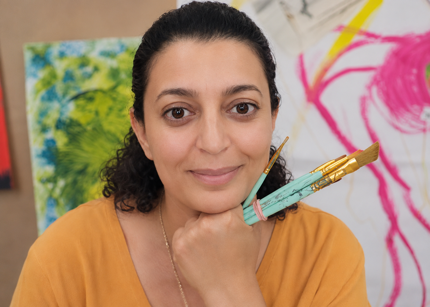 Maryam Amraoui en atelier avec des pinceaux